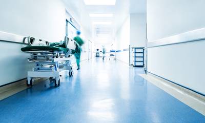 «Στο νοσοκομείο της Καλαμάτας μας είπαν “βρείτε άλλο ογκολόγο”» - Καταγγελία για έλλειψη γιατρών
