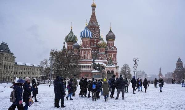 Περπατώντας στους δρόμους της Αγίας Πετρούπολης (video)