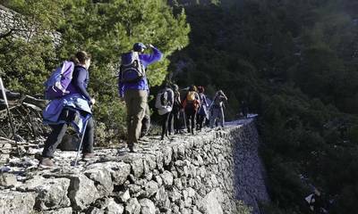 Πεζοπορία του Ορειβατικού Συλλόγου Καλαμάτας στο λιθόστρωτο καλντερίμι Μπίλιοβο