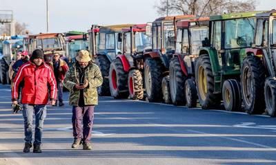 Λάκωνες αγρότες και κτηνοτρόφοι με τρακτέρ στον κόμβο Δαφνίου - Κροκεών