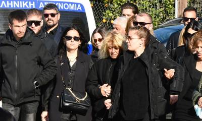 Θρήνος στην κηδεία του δολοφονημένου Μπάμπη στο Μεσολόγγι - «Αχ παιδάκι μου», ο σπαραγμός της μάνας
