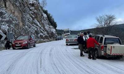 Αρκαδία: Εγκλωβίστηκαν οι οδηγοί στο δρόμο Τρίπολης – Βυτίνας λόγω παγετού - Έριξαν μόνοι τους αλάτι