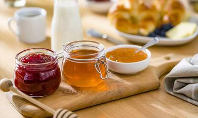 Τι αλλάζει σε μέλι, μαρμελάδες και χυμούς – Νέοι κανόνες για το πρωινό μας από την ΕΕ