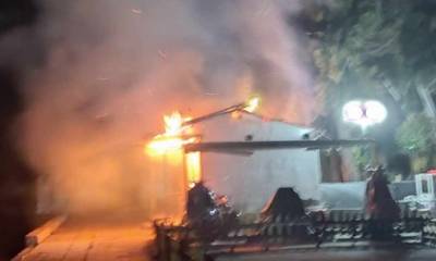 Παρανάλωμα του πυρός το φυλάκιο του Λιμενικού στο παραλιακό πάρκο στο Λουτράκι (photos - video)