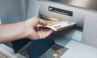 Λάρισα: Γυναίκα βρήκε χρήματα μαγκωμένα σε ATM και τα παρέδωσε στην τράπεζα