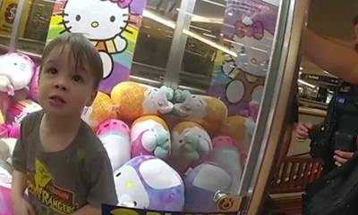 Απίστευτο σκηνικό: Πιτσιρικάς εγκλωβίστηκε σε μηχάνημα με λούτρινα (video)
