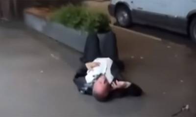 Ο πρώην αναπληρωτής πρωθυπουργός της Αυστραλίας λιώμα από το πότο ξαπλωμένος σε δρόμο (video)