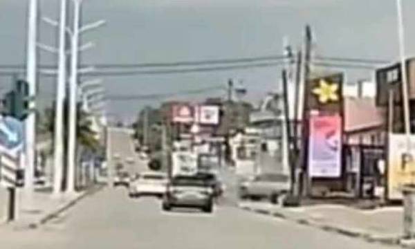 Τροχαίο στην κάμερα με αυτοκίνητο να καταλήγει σε πεζοδρόμιο μετά από απότομο στρίψιμο στην Πάτρα