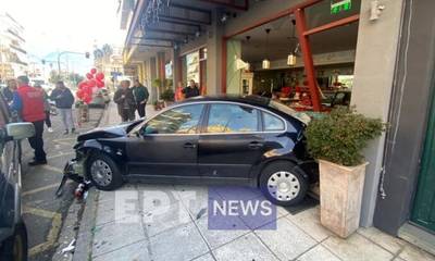«Τρελή» πορεία αυτοκινήτου στην Καλαμάτα - Έπεσε πάνω σε σταθμευμένα οχήματα (photos)