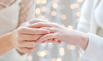 Πάτρα: Τα πρώτα ομόφυλα ροζ κουφέτα - Παντρεύονται γυναίκες