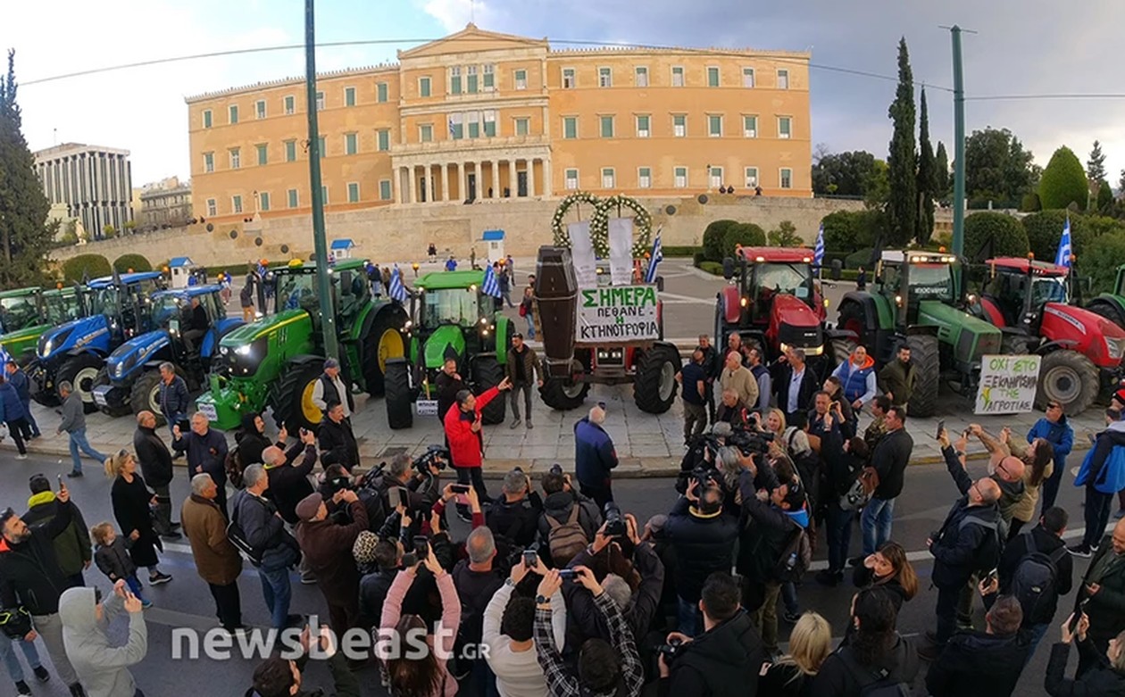 https://cdn.np-media.gr/media/news/2024/02/20/101962/photos/snapshot/agrotes-syntagma2.jpg