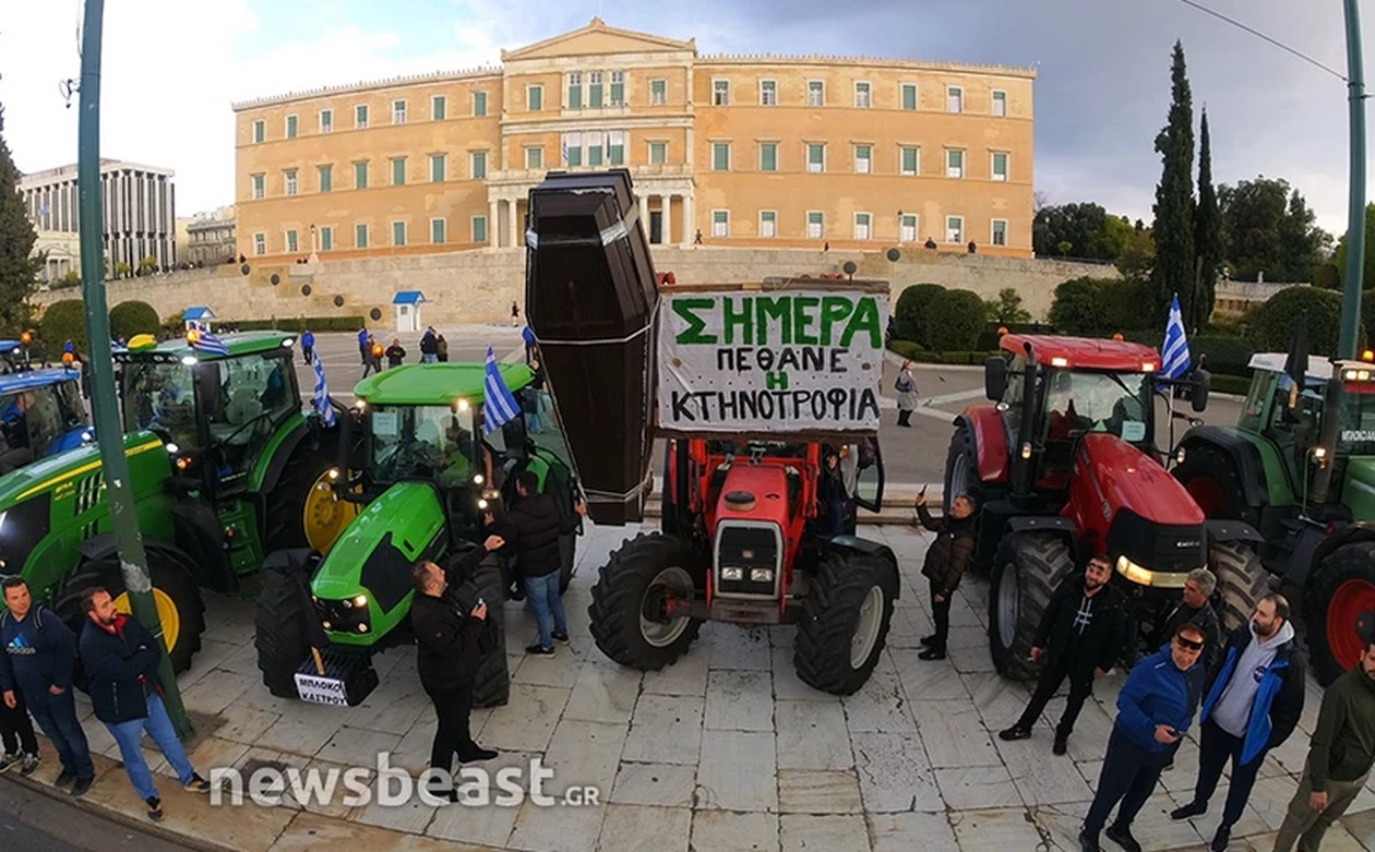 https://cdn.np-media.gr/media/news/2024/02/20/101962/photos/snapshot/agrotes-syntagma7.jpg