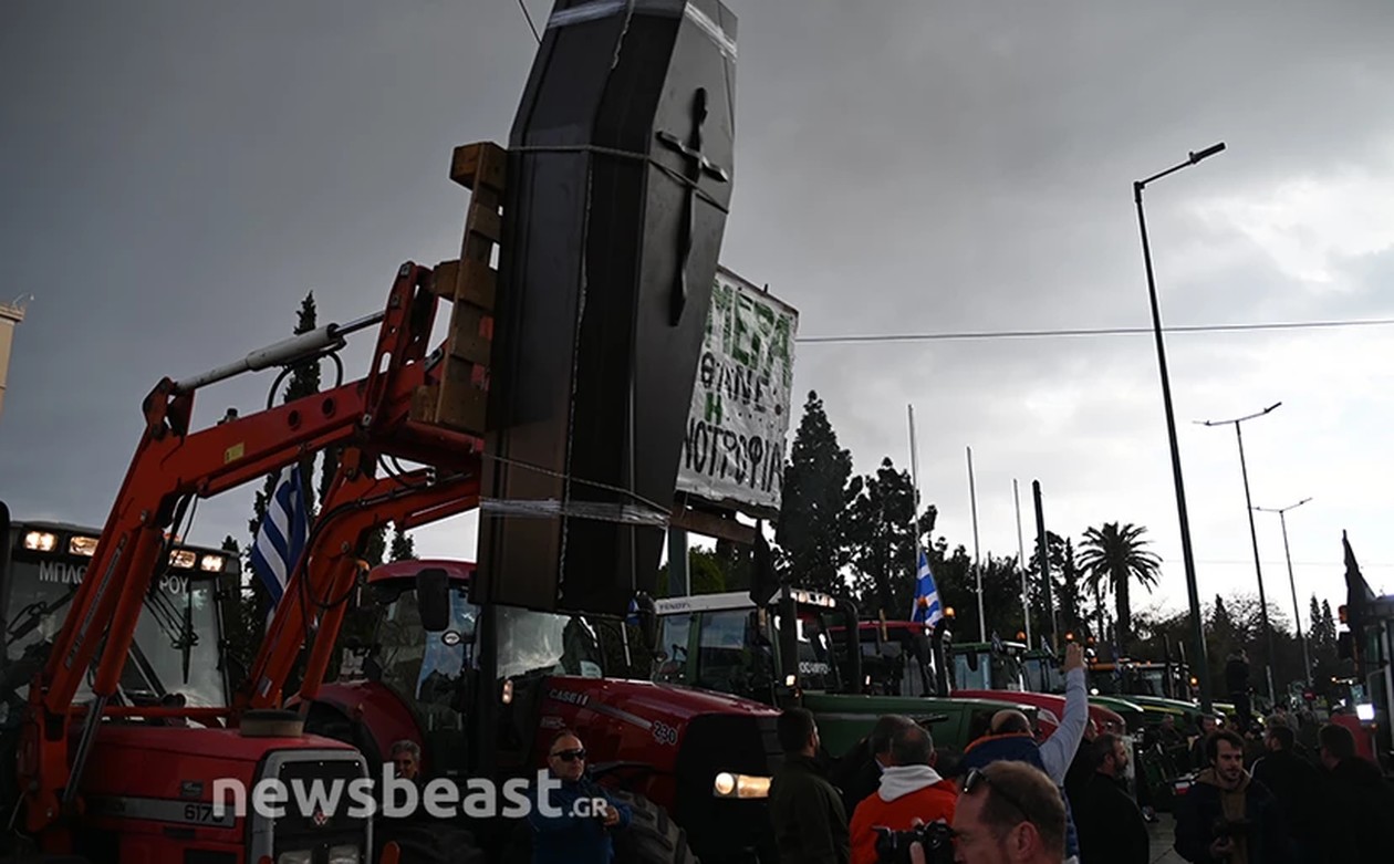 https://cdn.np-media.gr/media/news/2024/02/20/101962/photos/snapshot/agrotes_syntagma15.jpg