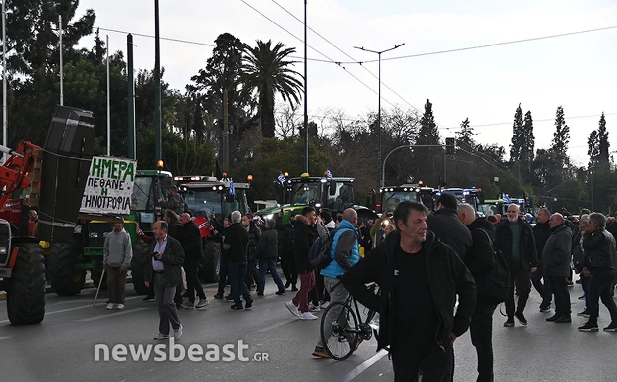 https://cdn.np-media.gr/media/news/2024/02/20/101962/photos/snapshot/agrotes_syntagma2.jpg