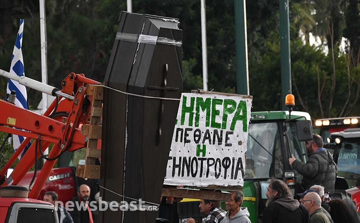 https://cdn.np-media.gr/media/news/2024/02/20/101962/photos/snapshot/agrotes_syntagma3.jpg