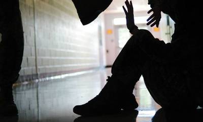 Φρίκη σε σχολείο στο Άργος:  30 άτομα περικύκλωσαν μια 16χρονη και τον φίλο της και τους χτύπησαν
