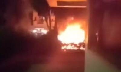 Φωτιά σε 5 αυτοκίνητα στην Πάτρα - Βίντεο με τη στιγμή που ακούγεται έκρηξη