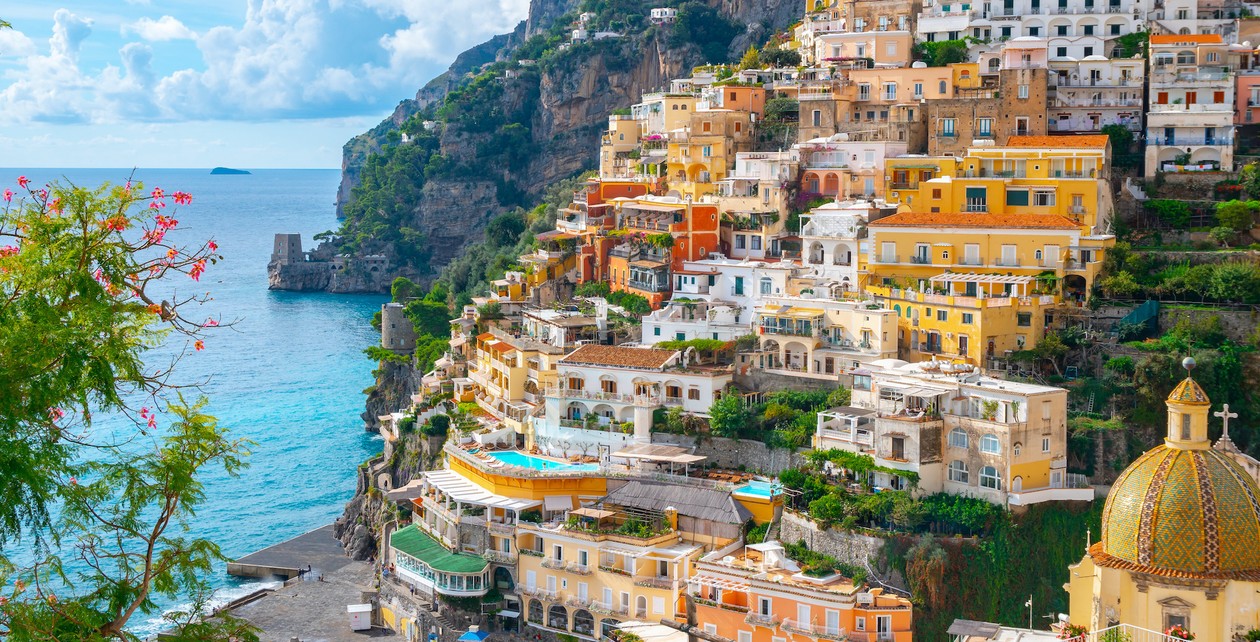 https://cdn.np-media.gr/media/news/2024/02/23/102140/photos/snapshot/Positano-amalfi-coast.jpeg