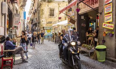 Περπατώντας στους δρόμους της Νάπολη (video)