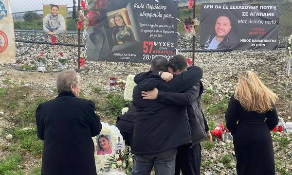 Τραγωδία στα Τέμπη: Ραγίζουν καρδιές οι γονείς στο μνημόσυνο για τα θύματα της εθνικής τραγωδίας