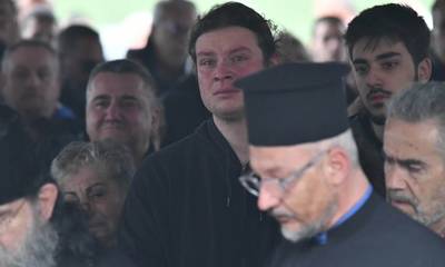 Μνημόσυνο Τέμπη: Κλαίγοντας διάβασε τα ονόματα των 57 ο ιερέας που έκανε το τρισάγιο