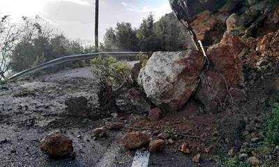 Κατέρρευσαν βράχοι στο δρόμο προς το Κυπαρίσσι Λακωνίας