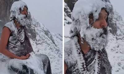 Ινδός γιόγκι διαλογίζεται σε χιονοθύελλα