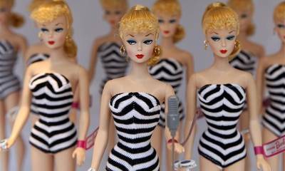 Σαν σήμερα η διάσημη κούκλα Barbie κάνει το ντεμπούτο της. Οι πωλήσεις ξεπερνούν τα 800 εκατομμύρια