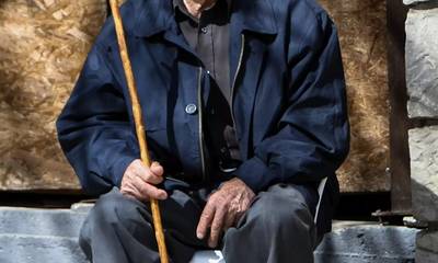 Ληστής σακάτεψε 80χρονο στην Ηλεία - Στο νοσοκομείο ο παππούς μετά τον εφιάλτη που έζησε σπίτι του