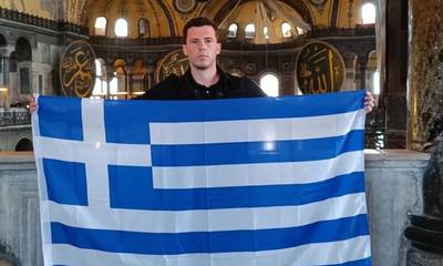 Έλληνας άνοιξε τη σημαία μας στην Αγία Σοφία - Αντιδράσεις στην Τουρκία