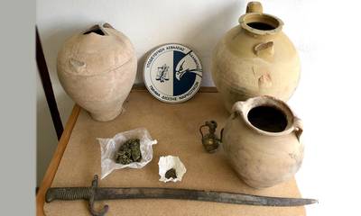 Αρχαιοκάπηλοι στη Μεσσήνη - Συνελήφθησαν με αμφορείς, αγγεία όπλα και ναρκωτικά