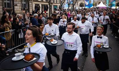 Παρίσι: Ο διαφορετικός αγώνας δρόμου των σερβιτόρων για τους… Ολυμπιακούς Αγώνες