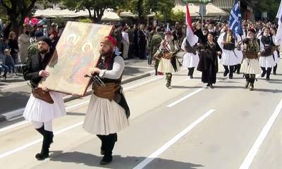 Σκίρτησαν καρδιές στη Σπάρτη! Παρέλαση με ιστορικές ενδυμασίες και πρόσημο Πίστεως (photos)