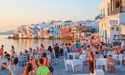 DW: «Ο ελληνικός τουρισμός σπάει ρεκόρ, όμως ποιος θα στρώσει τα κρεβάτια των επισκεπτών;»