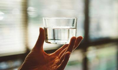 Ειδικός προειδοποιεί: Το νερό πριν από τον ύπνο μπορεί να βλάψει την υγεία σας