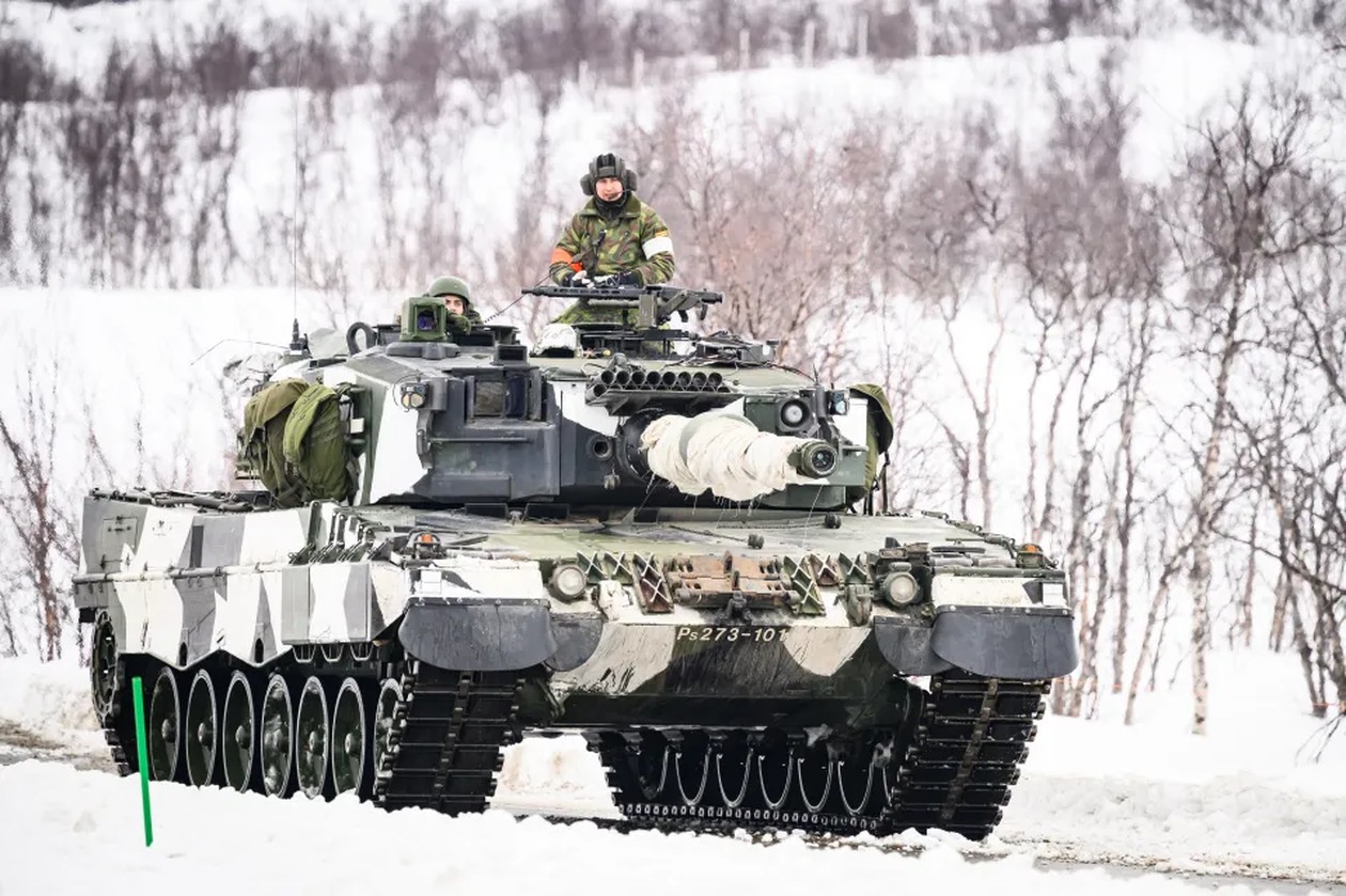 https://cdn.np-media.gr/media/news/2024/04/01/103766/photos/snapshot/members-finnish-army-drive-leopard-885660269.jpg