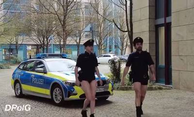Γερμανοί αστυνομικοί έκαναν...περιπολία χωρίς παντελόνια (video)