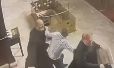 Αρχιμανδρίτης ξυλοκόπησε Μητροπολίτη μέσα σε ναό στην Κωνσταντινούπολη (video)
