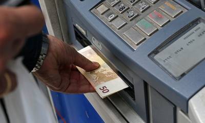 Τέλος η κατάθεση των επιδομάτων σε τραπεζικό λογαριασμό - Ποια θα πληρώνονται με «κάρτα»