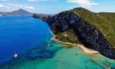 Σφακτηρία: Ένα άγνωστο ελληνικό νησί με μεγάλη ιστορία και καταγάλανες εξωτικές παραλίες
