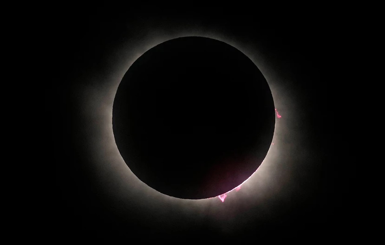 https://cdn.np-media.gr/media/news/2024/04/09/104062/photos/snapshot/eclipsi12.jpg