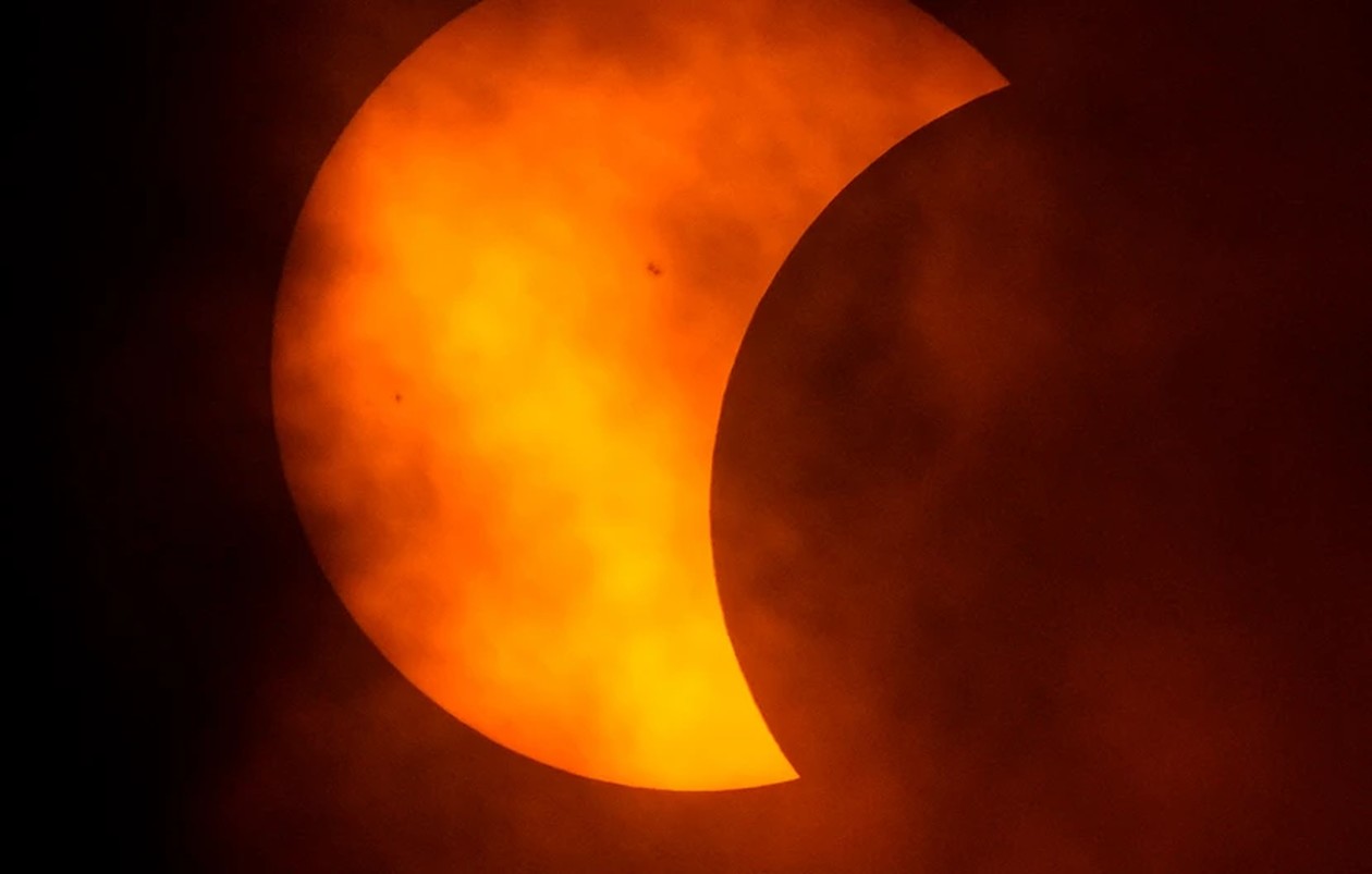 https://cdn.np-media.gr/media/news/2024/04/09/104062/photos/snapshot/eclipsi4.jpg