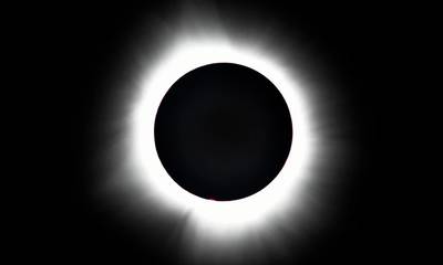 Ολική έκλειψη Ηλίου: Εντυπωσιακά καρέ από το σπάνιο φαινόμενο