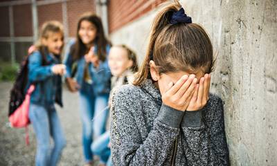 Τα νέα μέτρα για το bullying στα σχολεία - Αλλαγές σε αποβολές, απουσίες και κινητά