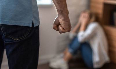 «Ανέχομαι το ξύλο γιατί το θέλω» – Η ανατριχιαστική κατάθεση γυναίκας θύμα ενδοοικογενειακής βίας