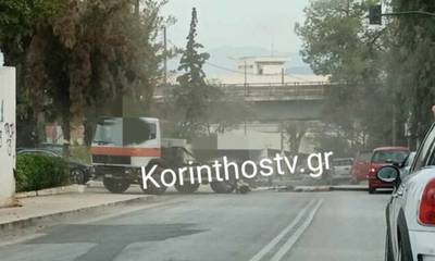 Γερανός φορτηγού στην Κόρινθο χτύπησε σε γέφυρα, έσπασε και κατέληξε σε διερχόμενα οχήματα