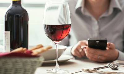 Ιταλικό εστιατόριο προσφέρει δωρεάν μπουκάλι κρασί σε όποιον... ξεχάσει το κινητό του