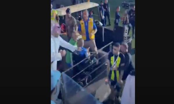 Άραβας οπαδός έβγαλε μαστίγιο σε τελικό ποδοσφαίρου και χτύπησε παίκτη (video)