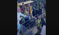 Άραβας οπαδός έβγαλε μαστίγιο σε τελικό ποδοσφαίρου και χτύπησε παίκτη (video)