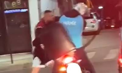 Σοκαριστικό βίντεο: Άγρια ρατσιστική επίθεση με μπουνιές και κλωτσιές δέχθηκε διανομέας